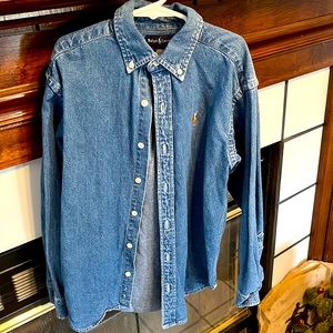 Size small Ralph Lauren denim shirt. Super cute and versatile piece!